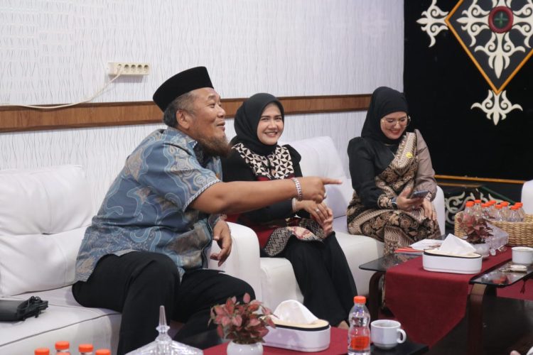 KIP Serahkan Hasil Penetapan Bupati – Wabup Aceh Tengah Terpilih