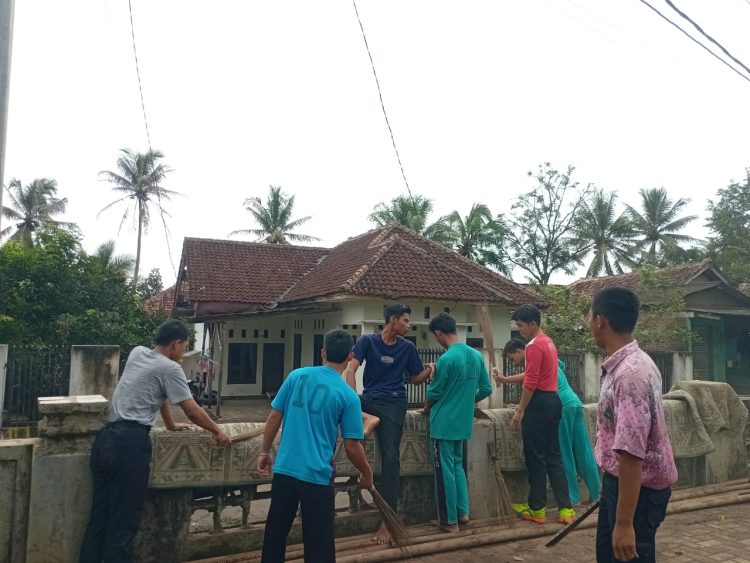 Sambut Bulan Ramadhan, Siswa Attaufiqiyah Baros Gelar Bakti Sosial