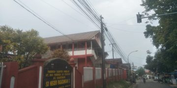 Keberadaan Puluhan Kabel Wifi yang Diduga Tidak Berijin di Karang Tanjung Jadi Sorotan Warga