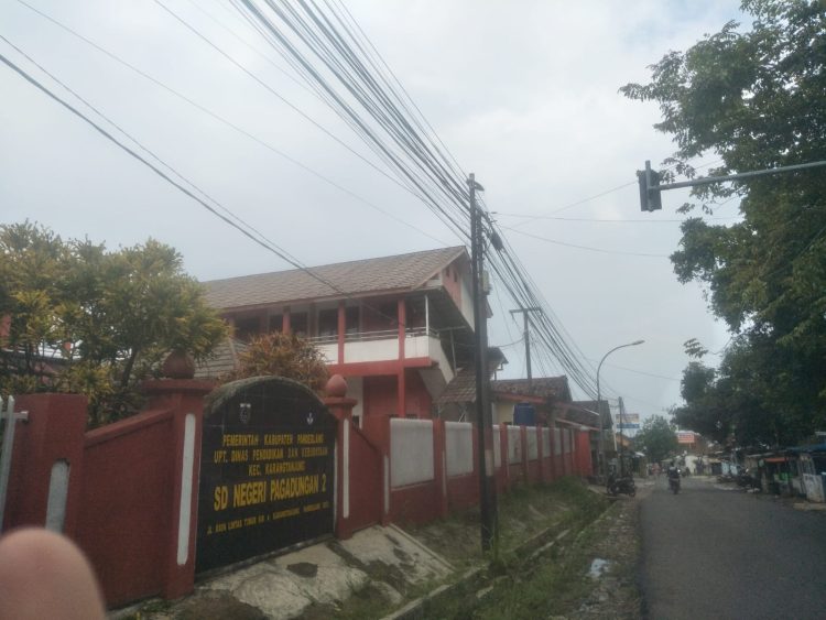 Keberadaan Puluhan Kabel Wifi yang Diduga Tidak Berijin di Karang Tanjung Jadi Sorotan Warga