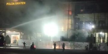 Lantai 3 Gedung Staf Polda Banten Terbakar