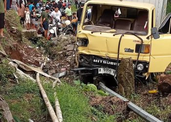 Diduga Mengantuk, Mobil Box Tabrak Pengendara Motor di Karang Tanjung