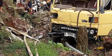 Diduga Mengantuk, Mobil Box Tabrak Pengendara Motor di Karang Tanjung