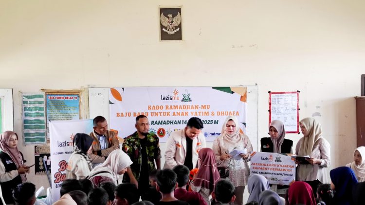 Pemuda Muhammadiyah dan Lazismu Pidie Belikan Baju Baru Untuk 101 Anak Yatim dan Dhuafa