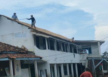 Tanpa Bantuan Pemerintah, MTS Al Falah Karangtanjung Lakukan Rehab Bangunan Secara Swadaya