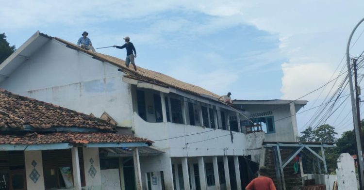 Tanpa Bantuan Pemerintah, MTS Al Falah Karangtanjung Lakukan Rehab Bangunan Secara Swadaya