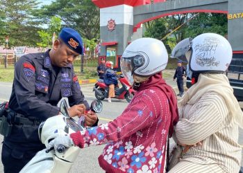 Memperingati HUT RI ke 80 Brimob Aceh Bagikan Bendera Merah Putih