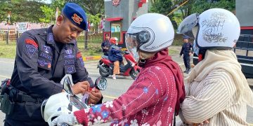 Memperingati HUT RI ke 80 Brimob Aceh Bagikan Bendera Merah Putih