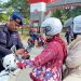 Memperingati HUT RI ke 80 Brimob Aceh Bagikan Bendera Merah Putih