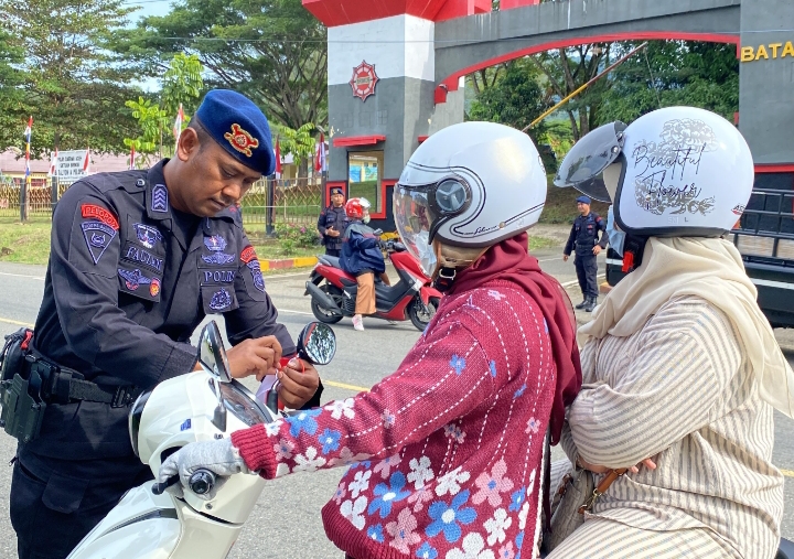 Memperingati HUT RI ke 80 Brimob Aceh Bagikan Bendera Merah Putih