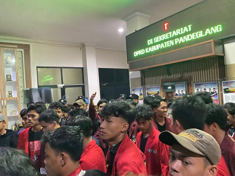 Dianggap Prioritaskan Kepentingan Pribadi, DPRD Pandeglang Digeruduk Mahasiswa