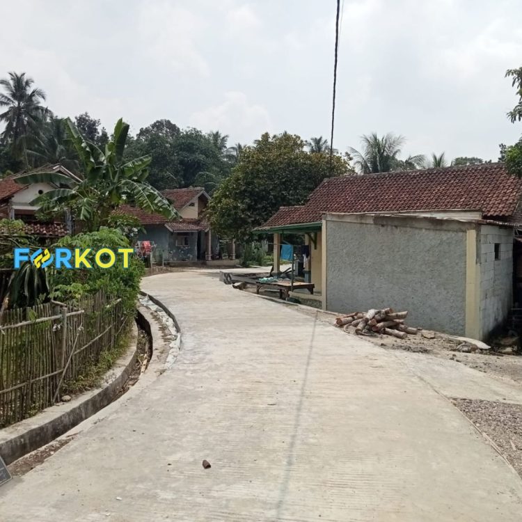 Pemerintah Desa Gerendong Bangun Jalan Rabat Beton