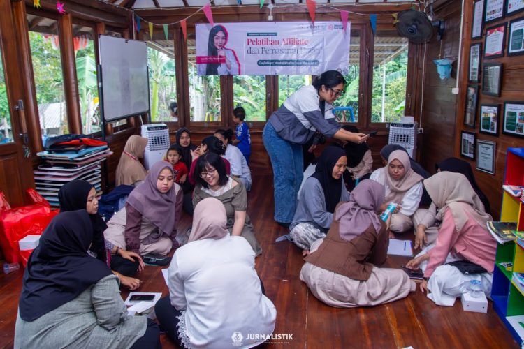 TBM Cijayanti Dorong Pemberdayaan Perempuan Desa Lewat Pelatihan Pemasaran Digital