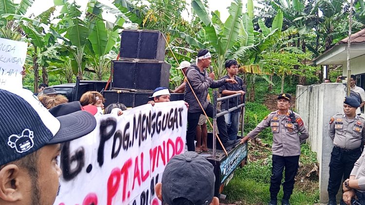 PT ALPINDO di Demo Puluhan Pemuda dan Mahasiswa
