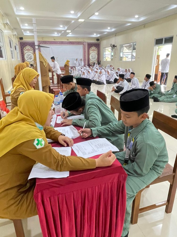 Puskesmas Banjar Berikan Pelayanan Kesehatan Gratis di Ponpes Al Mizan