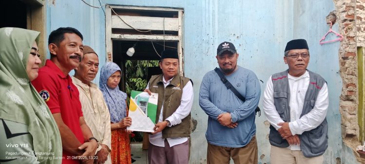 Baznas Pandeglang Salurkan Bantuan Kepada Korban Rumah Roboh di Karangtanjung