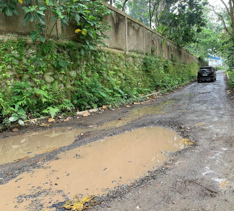 Jalan Berlubang di Dekat PT Sinar Sosro Dikeluhkan Warga, Dinilai Dapat Membahayakan Pengendara