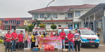 Komunitas Sopir Ambulan Bagikan Ratusan Paket Takjil di RSU Berkah Pandeglang