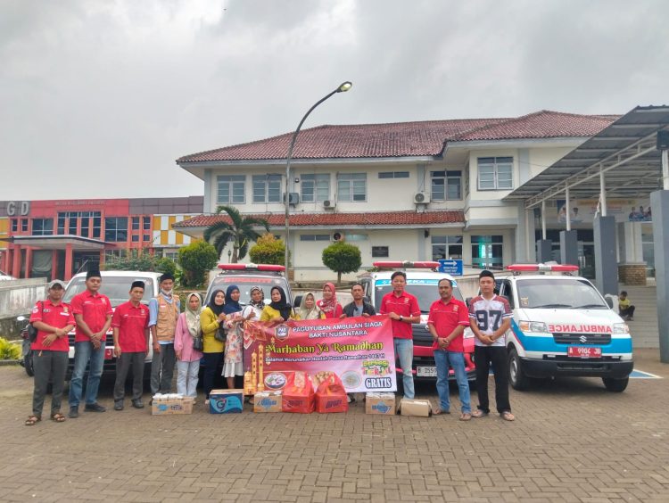 Komunitas Sopir Ambulan Bagikan Ratusan Paket Takjil di RSU Berkah Pandeglang