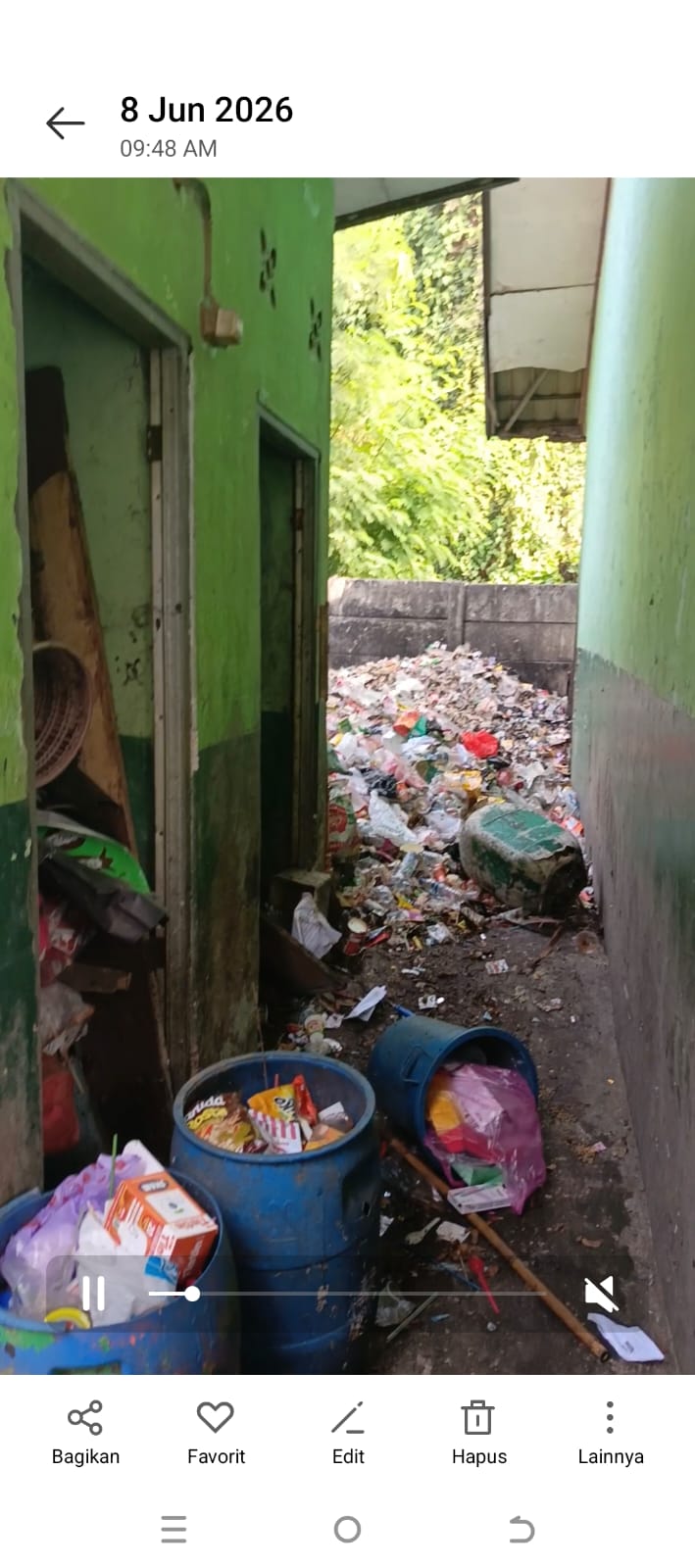 Viral, Tumpukan Sampah di SDN Cilampang Jadi Sorotan