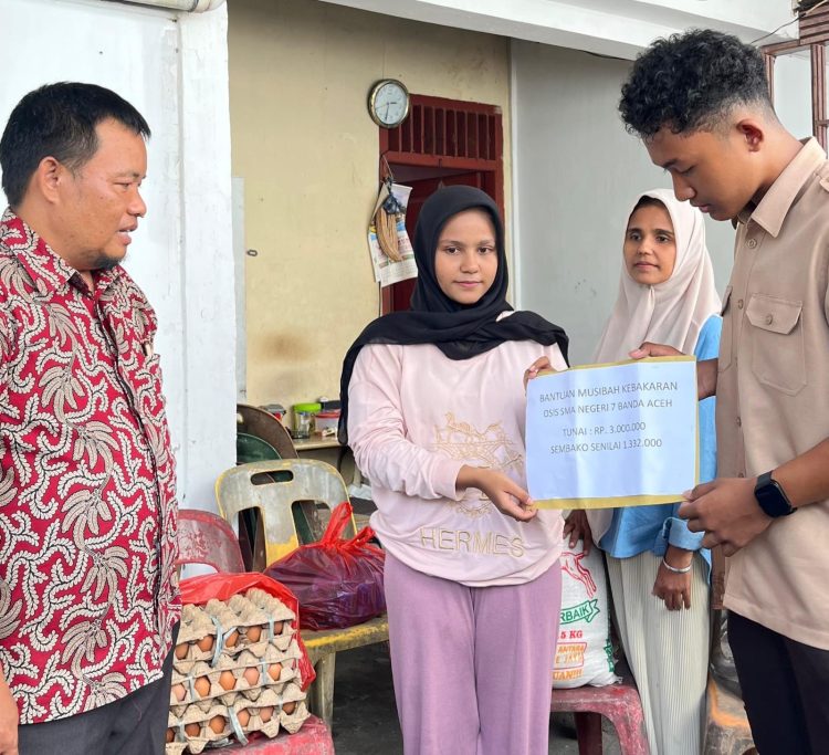 OSIS SMAN 7 Banda Aceh Salurkan Bantuan untuk Korban Kebakaran