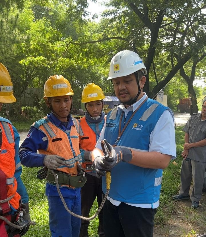 Manager PLN UP3 Serpong Tinjau dan Pastikan Langsung Standar K3 pada Pekerjaan Pemeliharaan Jaringan Listrik