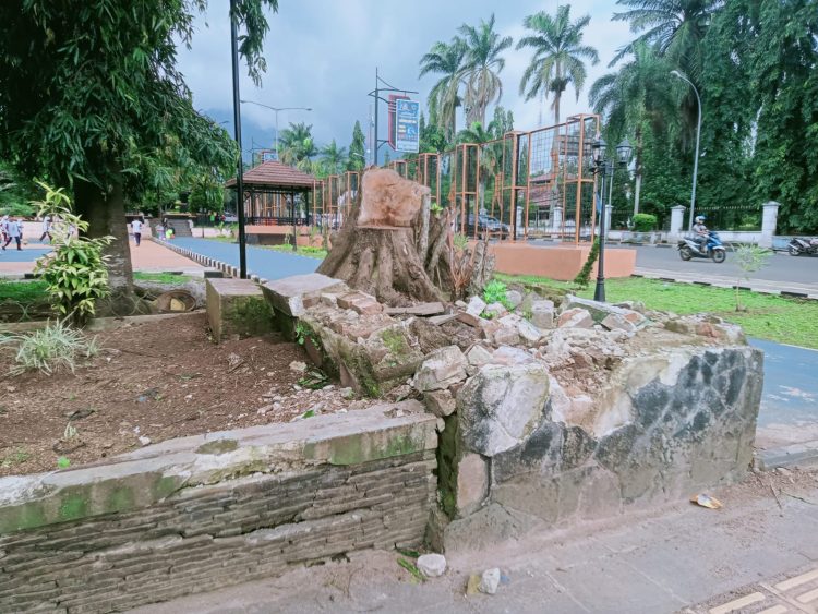 Telan Anggaran Rp 3,69 Miliar, Proyek Rehab Alun Alun Pandeglang Terindikasi Praktik KKN