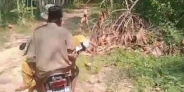 Viral, Warga Pandeglang Bawa Jenazah Pakai Motor Lewati Jalan Rusak