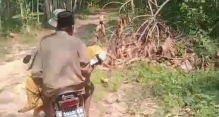 Viral, Warga Pandeglang Bawa Jenazah Pakai Motor Lewati Jalan Rusak