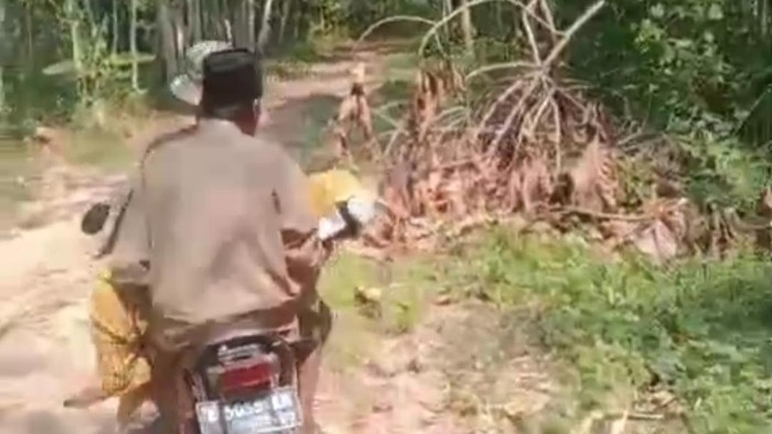 Viral, Warga Pandeglang Bawa Jenazah Pakai Motor Lewati Jalan Rusak